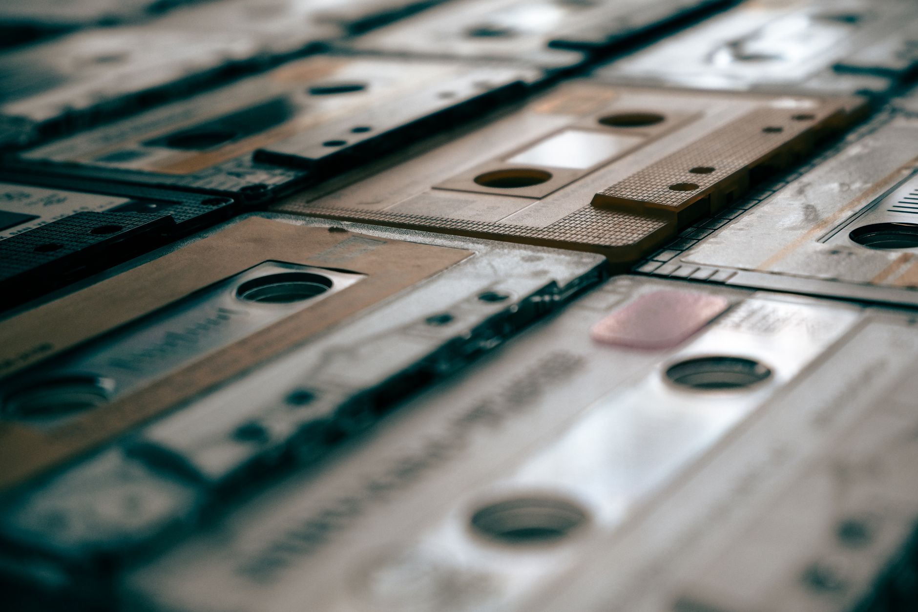 Cassette antiguo sonido distorsionado: por qué se estira la voz