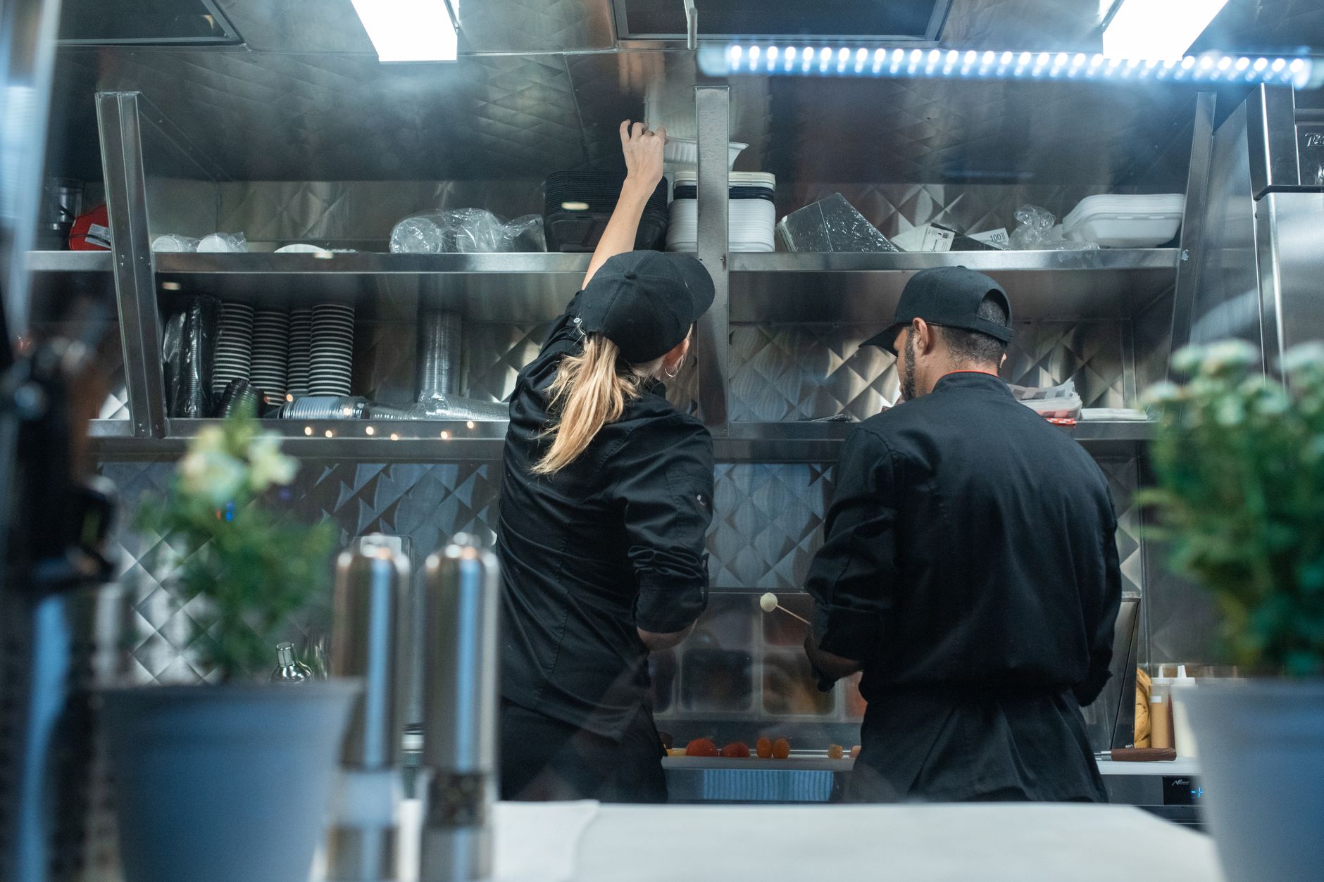 El caos de anotar pedidos a mano en la cocina